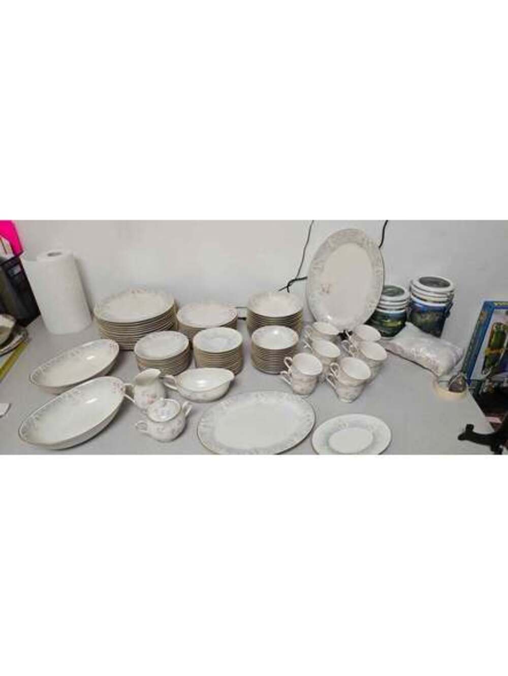 Noritake 7273 Marianne Platinum-Rimmed 12-Person China Set of 90 p. Excellent